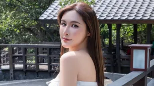 Giáo Viên Ngực Khủng: Lớp Học Suối Nước Nóng Cấm Kỵ