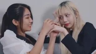 Haruka và Guo Yunxi Hai Cô Gái Đâm Nhau