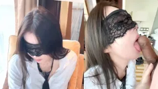 Thư ký chân dài xỏ tất đen và giày cao gót