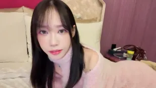 Nữ Đồng Nghiệp Dễ Dàng Chịu Đụng Chạm - Ái Yến