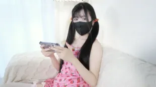 Nhân lúc em gái ngủ lén đụ vào cô ấy Lãn Lãn Trư