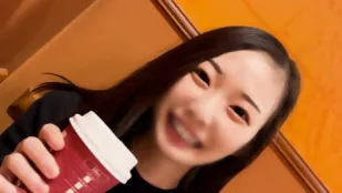 Cô Gái Dễ Thương Với Nụ Cười Ngọt Ngào