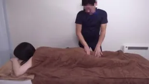 Cô Gái Tóc Ngắn Dễ Thương