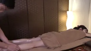 Nữ sinh đại học run rẩy cực khoái