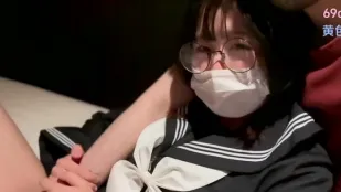 Mỹ nhân đeo kính bị quay lén và sa ngã