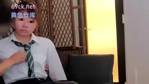 Cô Gái Bóng Bàn ướt đẫm mồ hôi trên đường về