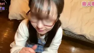Cô nàng kính đen tóc dài lộ rõ khoái cảm